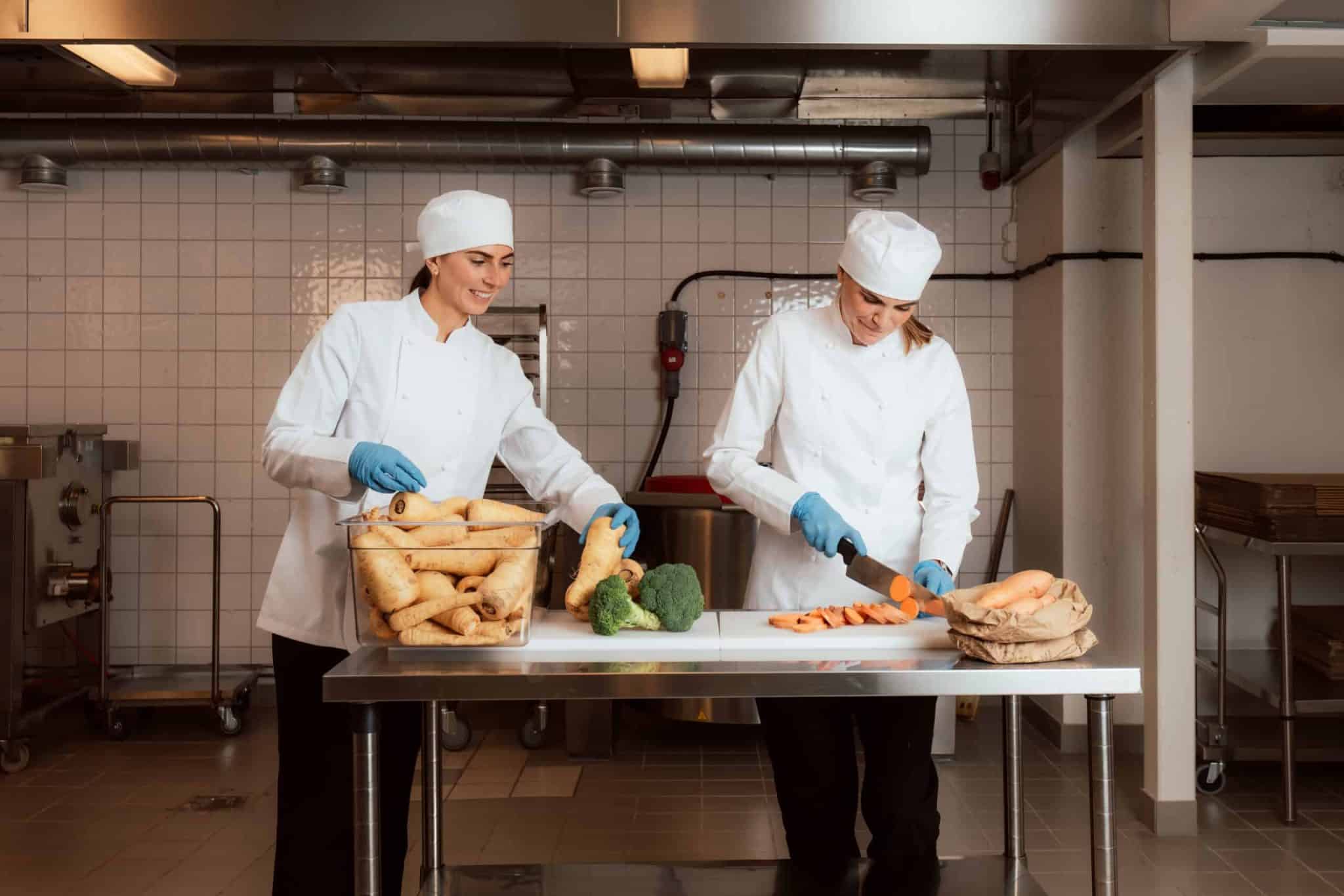 Julia och Josefine i köket och hackar råvaror